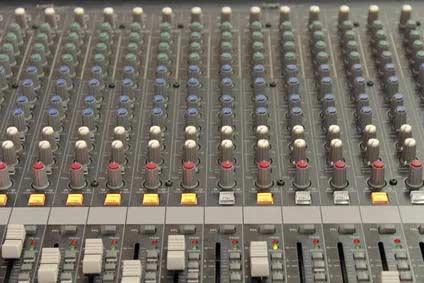 how to use a mixing console