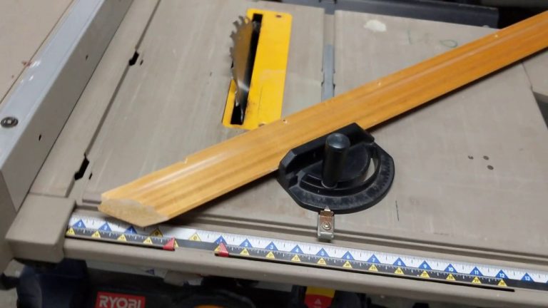 How to Cut Crown Molding Corners With a Table Saw